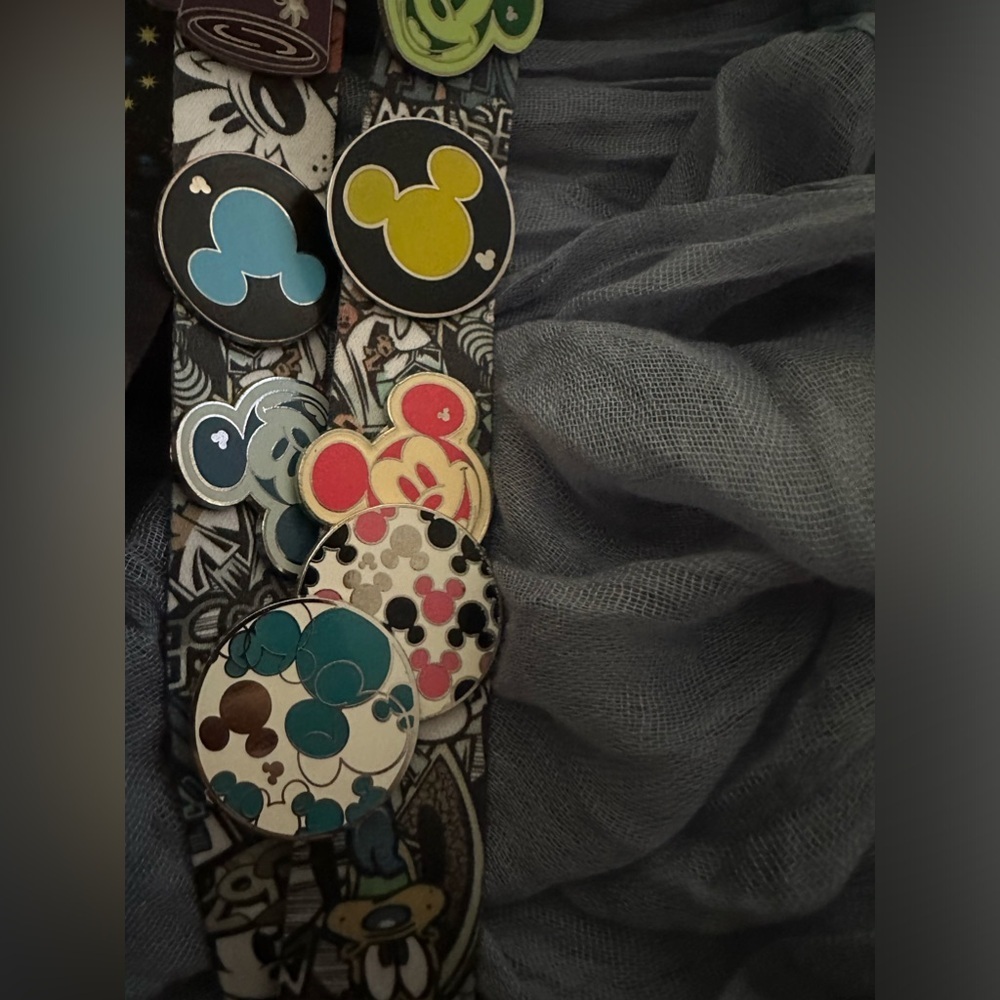 Disney Laynards with pins ~ Great reseller bundle!! - Picture 2 of 8